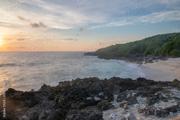 Obraz 来間島の長崎浜 夕焼けの美しいビーチと岩礁海岸