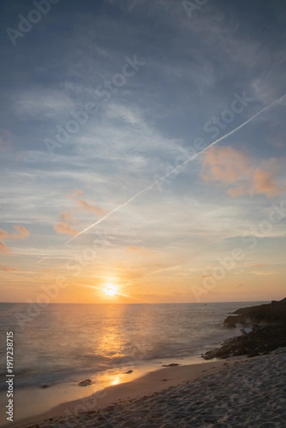 Obraz 癒しの絶景、来間島の夕日と海に伸びる飛行機雲