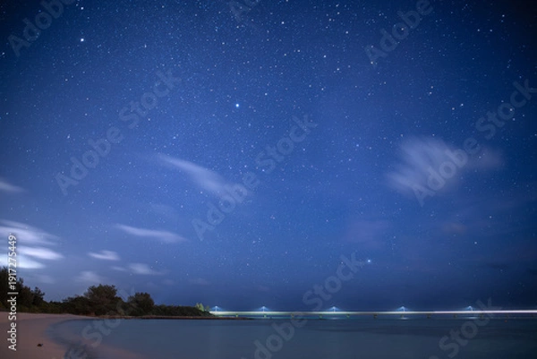 Obraz 宮古島と来間島にかかる来間大橋上空の星空を与那覇前浜ビーチより撮影