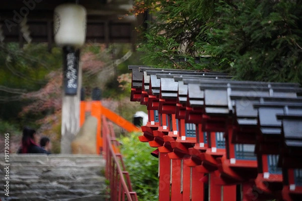 Obraz 京都貴船神社の参道の朱塗りの灯籠