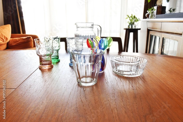 Obraz ダイニングテーブルとガラス食器