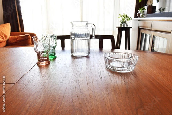 Obraz ダイニングテーブルとガラス食器