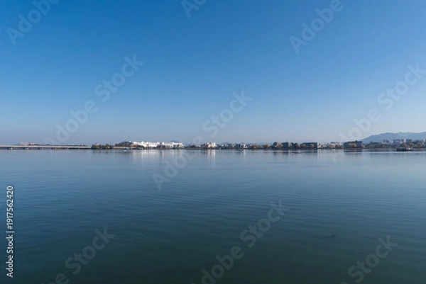 Obraz 空も湖面も真っ青な琵琶湖　滋賀県大津市