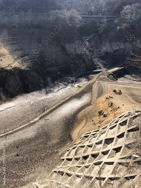 Obraz 干上がったダムの底、雨のない季節