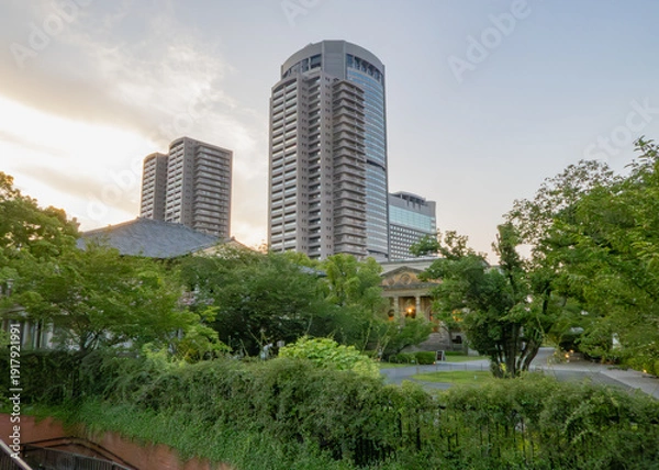 Fototapeta 歴史的建造物とモダンな高層ビルのコントラスト