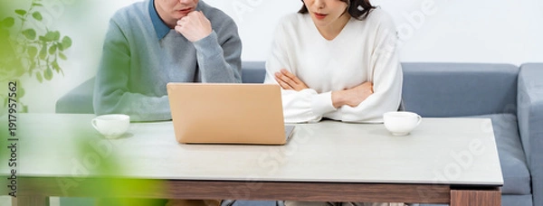 Obraz パソコンを前に悩む男女