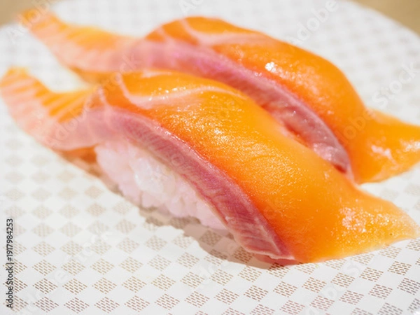 Obraz 回転寿司のサーモン握り寿司