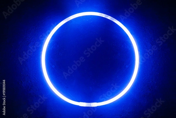 Obraz Okrągły blask niebieski kolor/ tło z okrągłego blasku niebieskiego koloru jak neon na czarnej desce