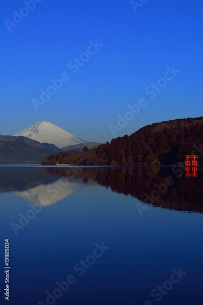 Obraz 芦ノ湖から青空快晴の逆さ富士山と箱根神社の平和の鳥居　2018/02/09