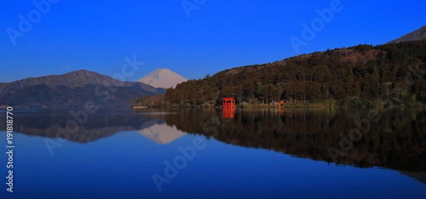 Obraz 箱根芦ノ湖からの青空快晴の逆さ富士山　パノラマ　ワイドアングル