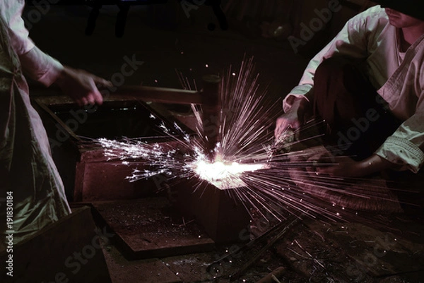 Obraz 刀鍛冶が鋼を鍛える様子、鉄を打つ。