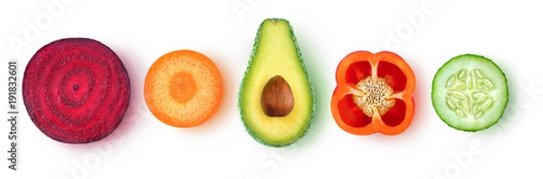 Fototapeta Pojedyncze kawałki warzyw. Świeże plastry warzyw (buraki, marchew, awokado, papryka, ogórek) z rzędu, widok z góry, na białym tle na białym tle ze ścieżką przycinającą