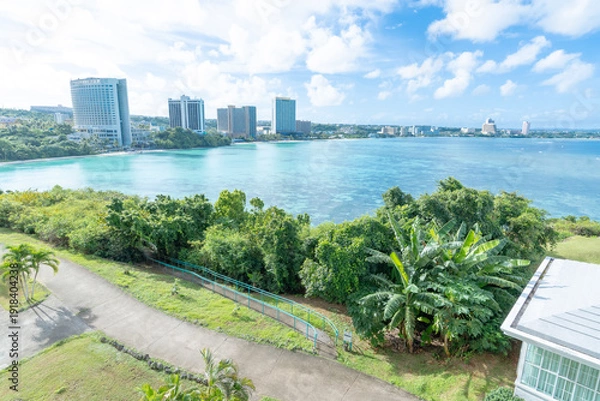 Obraz エメラルドグリーンの海と立ち並ぶリゾートホテル群