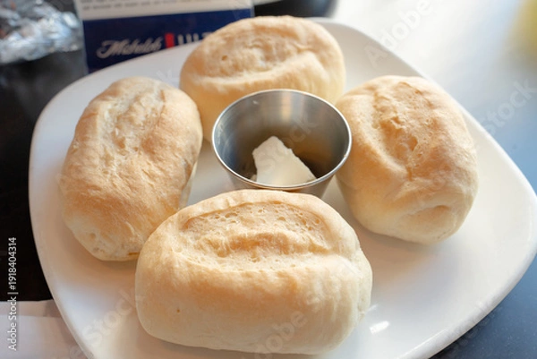 Obraz 白いお皿に盛られた焼きたての香ばしいパン