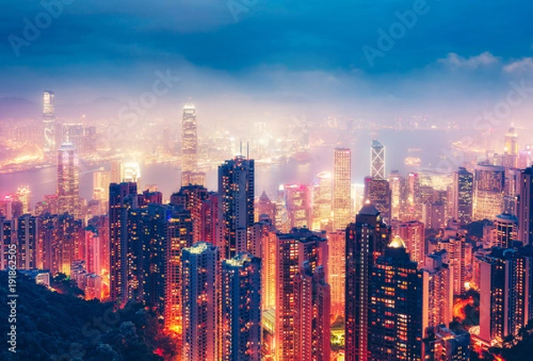 Fototapeta Malowniczy widok na wyspę Hongkong, Chiny, nocą. Wielobarwna nocna panorama z oświetlonymi drapaczami chmur widziana ze Szczytu Wiktorii