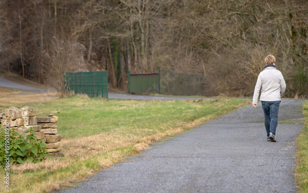 Obraz promeneuse de dos à l'orée de la forêt