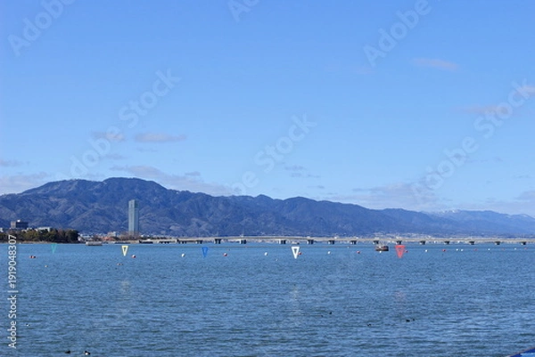 Obraz 琵琶湖を渡る近江大橋と湖西の山並み