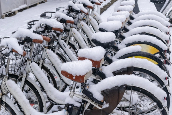 Obraz 公園の駐輪場の自転車に降り積もる雪