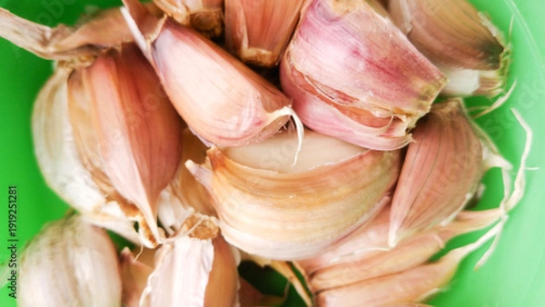 Fototapeta Garlic on green background.