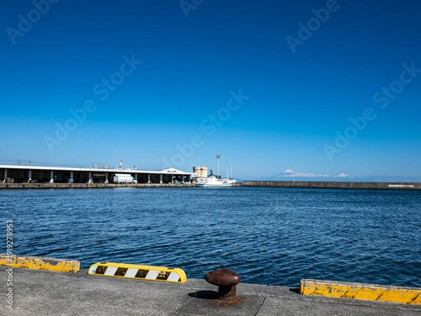 Obraz 静岡県御前崎港に停泊する漁船と駿河湾越しに望む冠雪した冬の富士山
