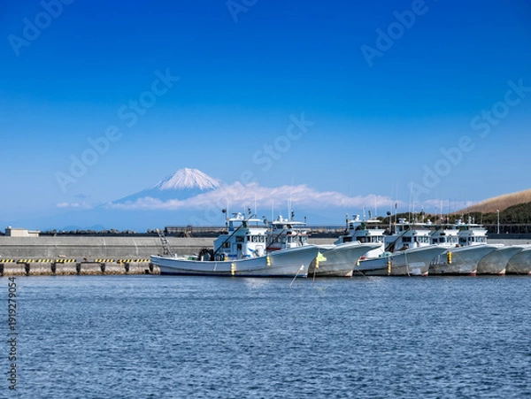 Obraz 静岡県御前崎港に停泊する漁船と駿河湾越しに望む冠雪した冬の富士山
