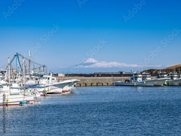 Obraz 静岡県御前崎港に停泊する漁船と駿河湾越しに望む冠雪した冬の富士山
