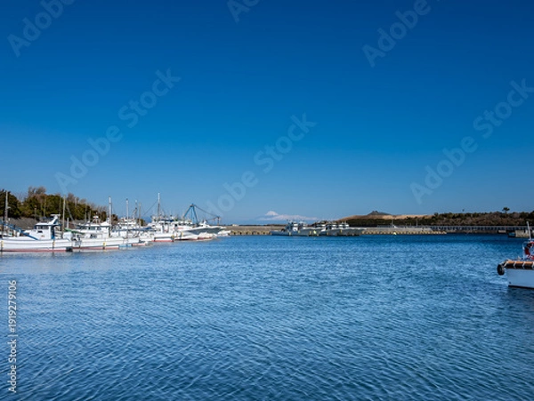 Obraz 静岡県御前崎港に停泊する漁船と駿河湾越しに望む冠雪した冬の富士山
