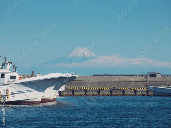 Obraz 静岡県御前崎港に停泊する漁船と駿河湾越しに望む冠雪した冬の富士山
