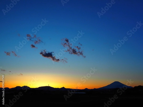 Obraz 夕暮れの空と富士山