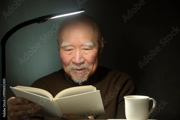 Obraz 読書とコーヒーを楽しむ老人