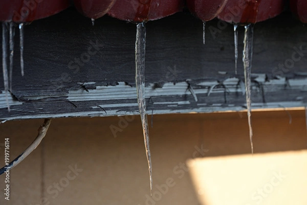 Obraz 屋根から伸びるツララ