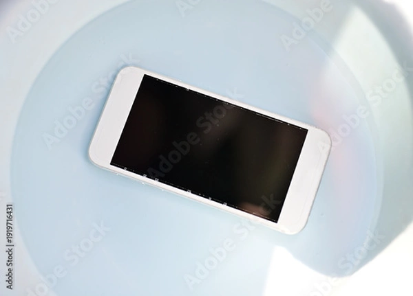 Obraz 水に落としたスマートフォンのイメージ