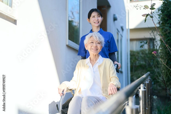 Obraz 外出支援をするアジア人女性介護士