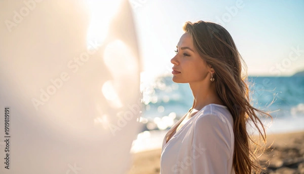 Obraz 海辺の逆光で風を感じる女性の横顔　夕日の玉ボケとサンフレア
