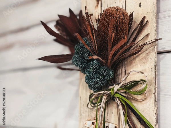 Obraz アンティーク調の白いウッドパネルに飾られたワイルドフラワーのスワッグ