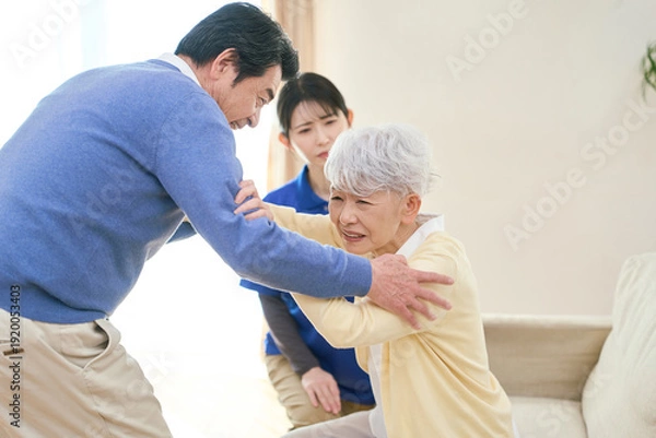 Obraz 介護を嫌がるアジア人シニア女性