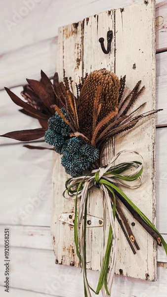 Obraz アンティーク調の白いウッドパネルに飾られたワイルドフラワーのスワッグ