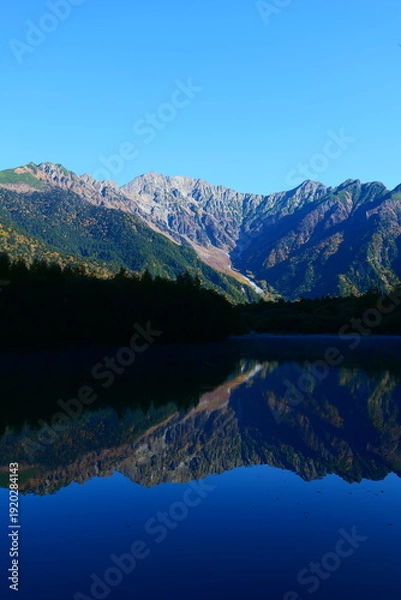 Obraz 大正池に映る秋の穂高連峰。上高地、松本、長野、日本。10月下旬。