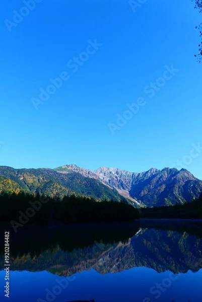 Obraz 大正池に映る秋の穂高連峰。上高地、松本、長野、日本。10月下旬。