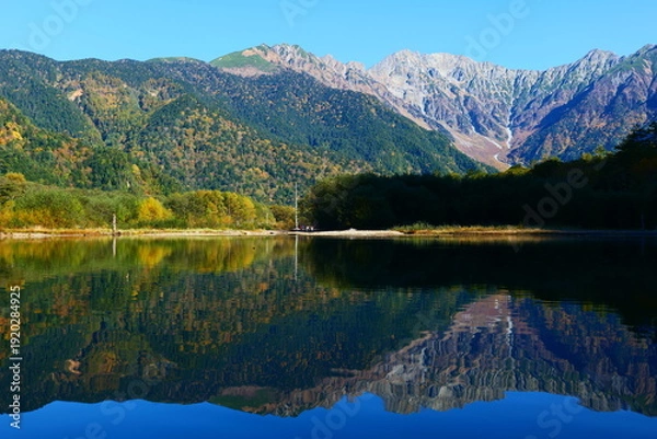 Obraz 大正池に映る秋の穂高連峰。上高地、松本、長野、日本。10月下旬。