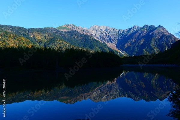 Obraz 大正池に映る秋の穂高連峰。上高地、松本、長野、日本。10月下旬。