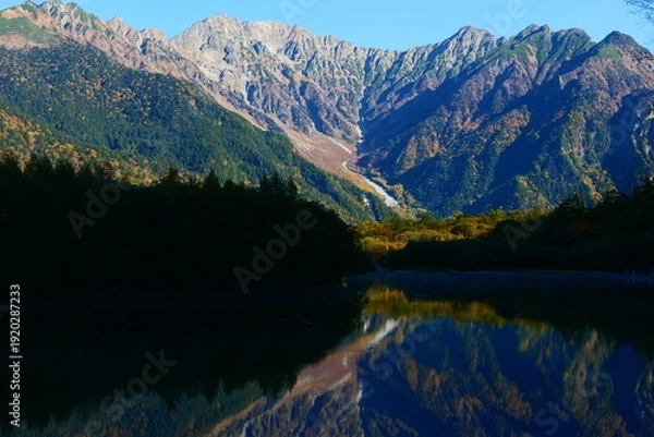 Obraz 大正池に映る秋の穂高連峰。上高地、松本、長野、日本。10月下旬。