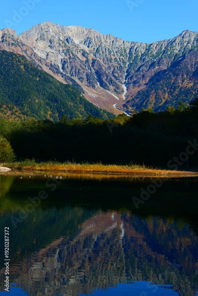 Obraz 大正池に映る秋の穂高連峰。上高地、松本、長野、日本。10月下旬。