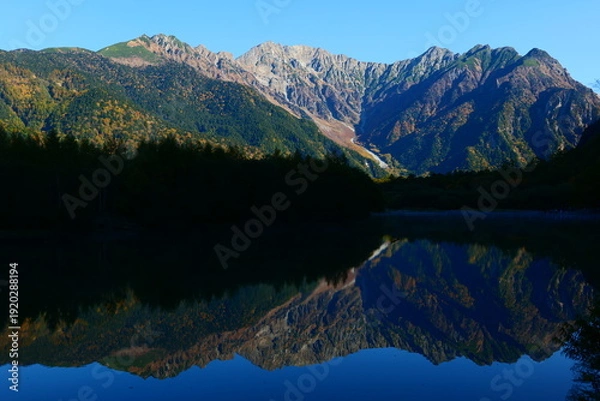 Obraz 大正池に映る秋の穂高連峰。上高地、松本、長野、日本。10月下旬。
