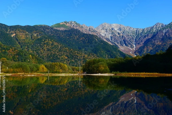 Obraz 大正池に映る秋の穂高連峰。上高地、松本、長野、日本。10月下旬。