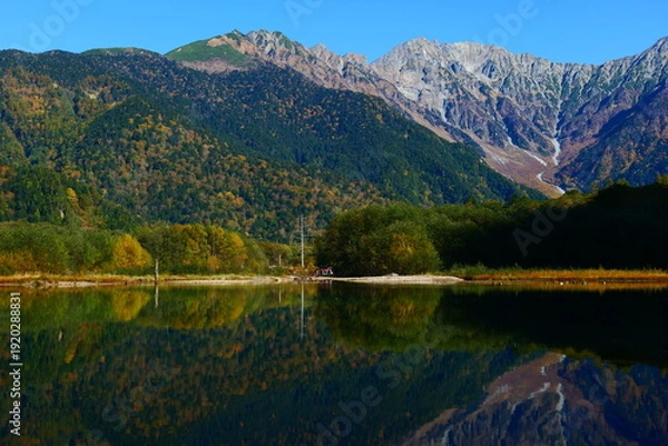 Obraz 大正池に映る秋の穂高連峰。上高地、松本、長野、日本。10月下旬。