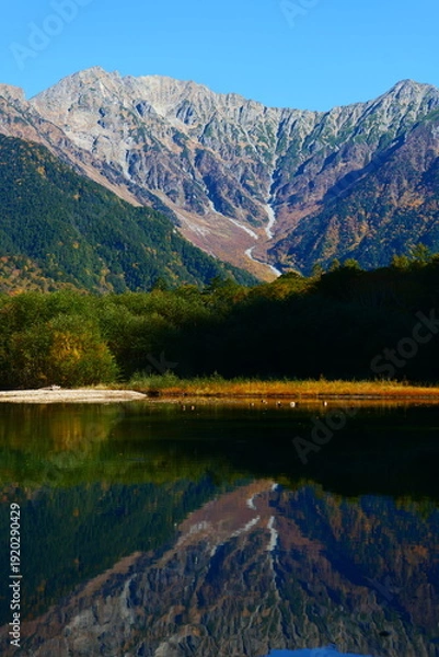Obraz 大正池に映る秋の穂高連峰。上高地、松本、長野、日本。10月下旬。