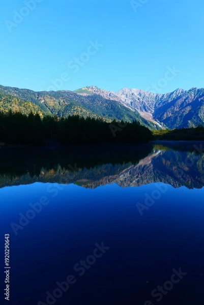 Obraz 大正池に映る秋の穂高連峰。上高地、松本、長野、日本。10月下旬。