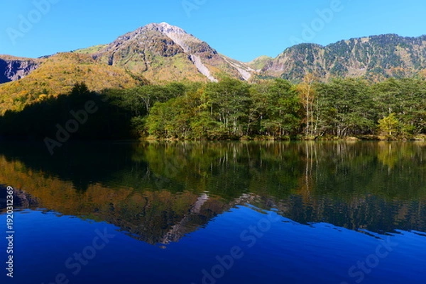 Obraz 大正池に映る秋の焼岳。上高地。松本、長野、日本。10月下旬。