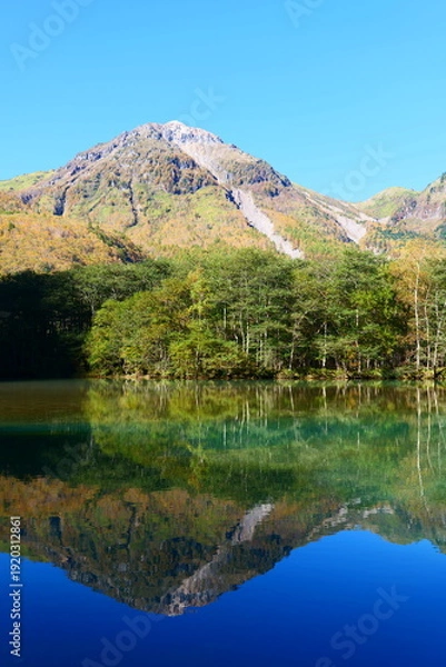 Obraz 大正池に映る秋の焼岳。上高地。松本、長野、日本。10月下旬。